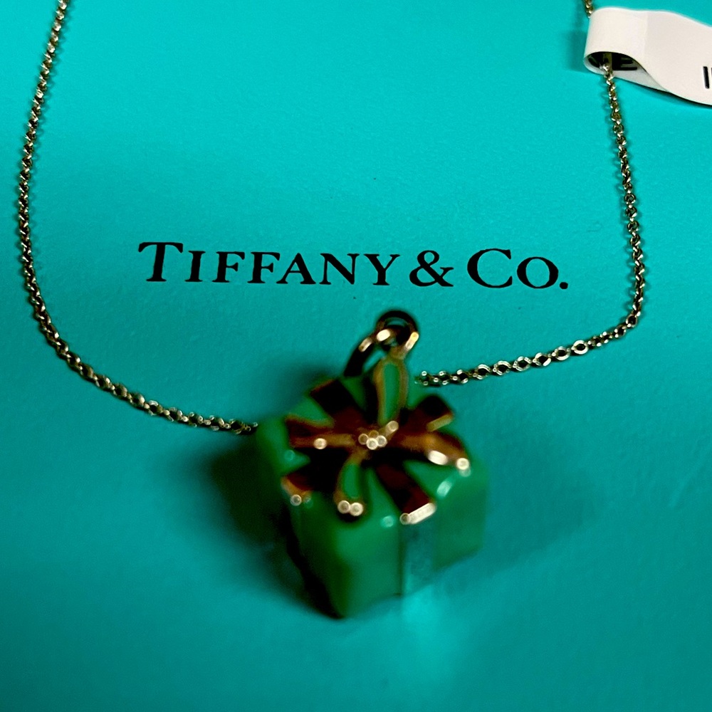 NWOT. TIFFANY & Co. GIFT CHARM on 925 16” STERLING SILVER NECKLACE Classic piece